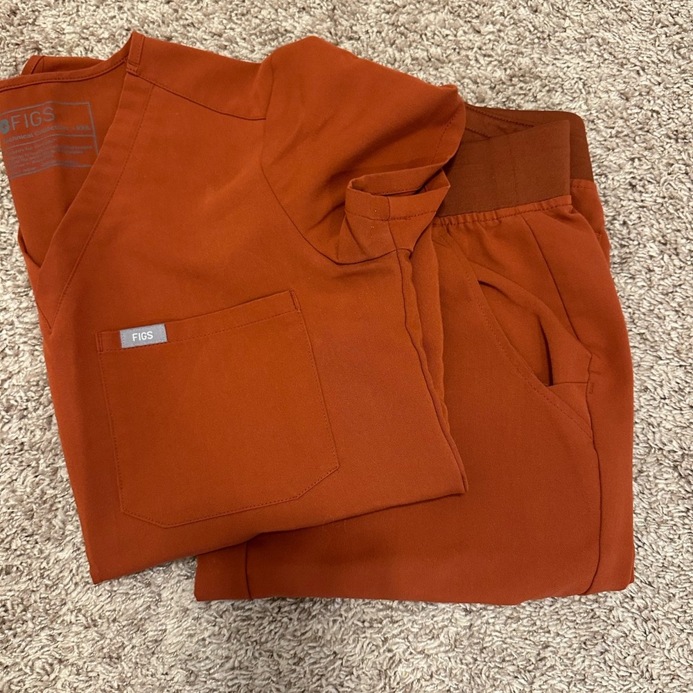 FIGS Women’s Scrub Set